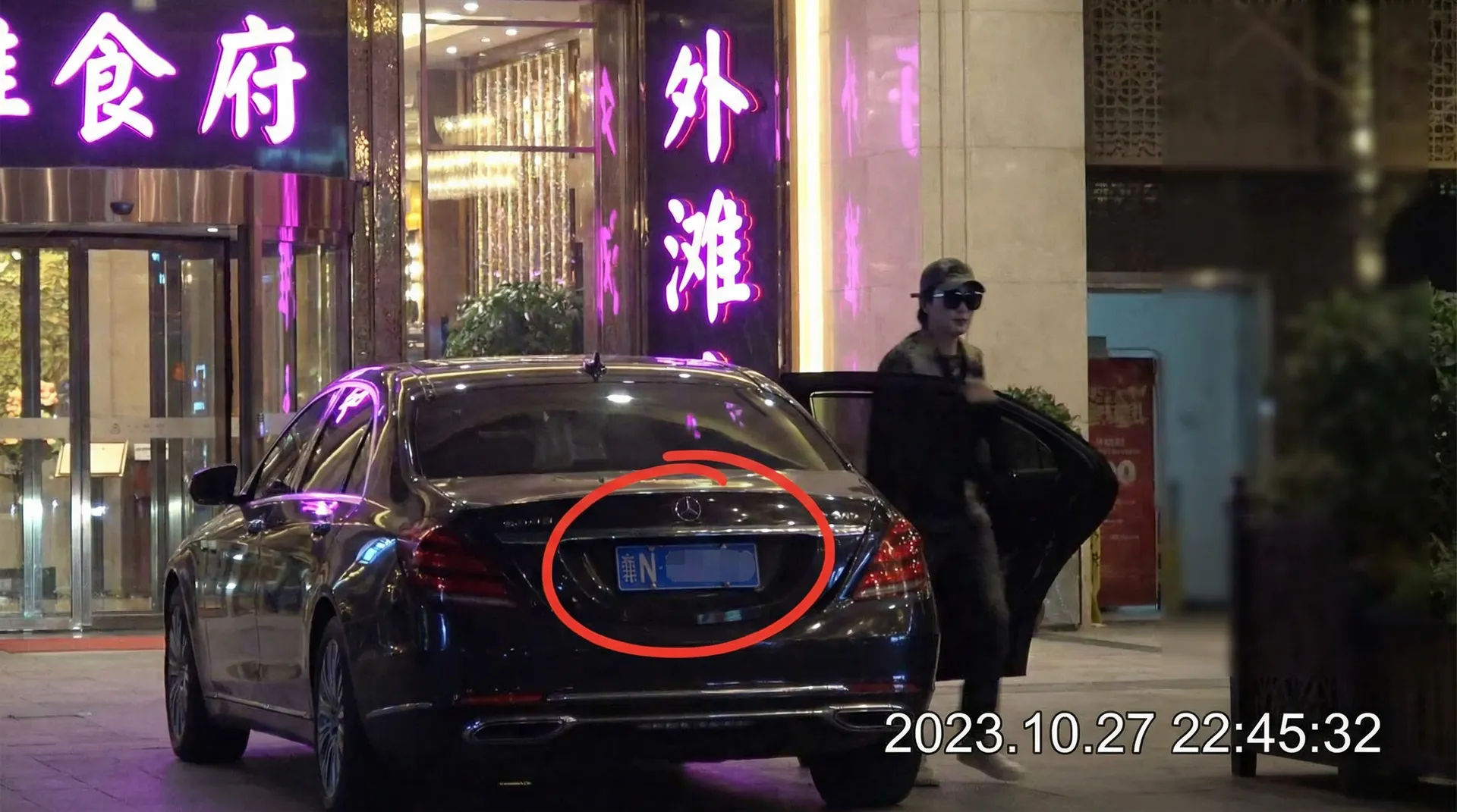 五一网官网-网络热门事件|网红事件|五一网平台 - 豪车餐厅外偷拍